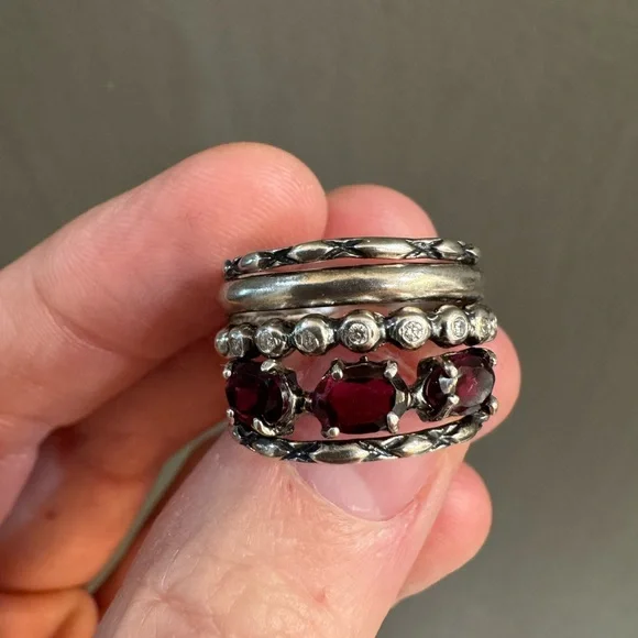 Elegant Silver and Red Garnet Gemstone Ring - Picture 4 of 6